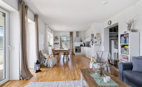 Kjøkken og stue med direkte utgang til terrasse